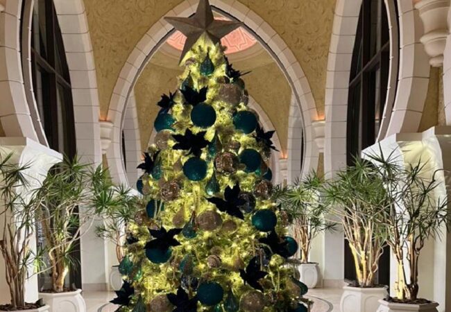 dekoracja świąteczna choinki zielonymi bombkami